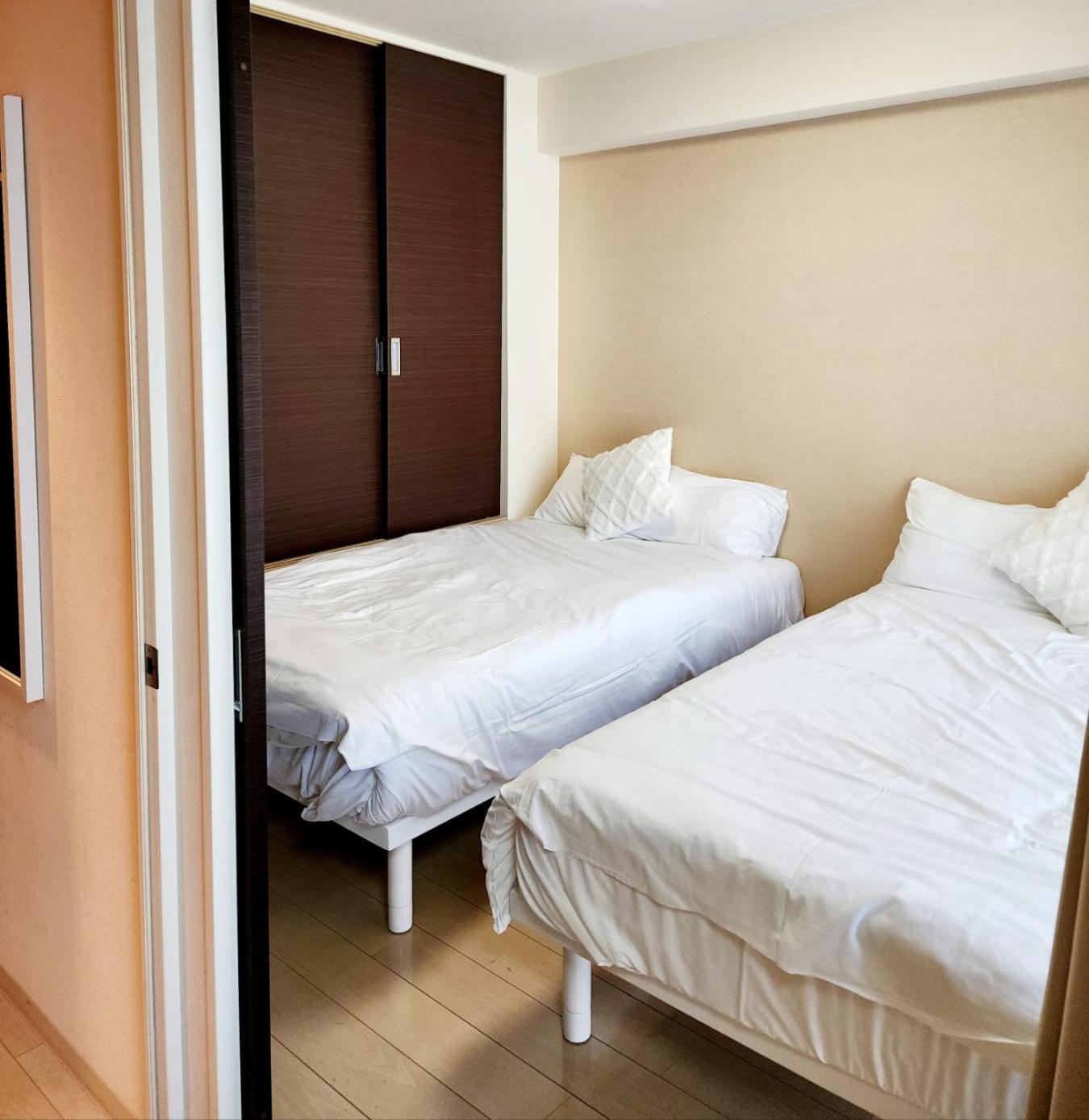 Apartemen Cocone House Twin Bedroom 2 Stops From Namba Station